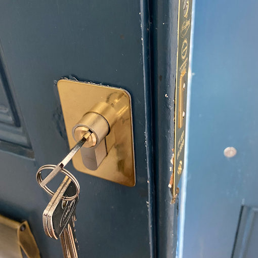 Locksmith Glendale CA technician providing reliable locksmith services