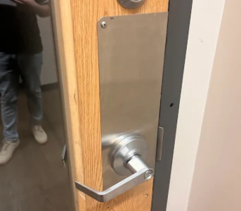 Professional locksmith Glendale CA technician providing residential and automotive lock services