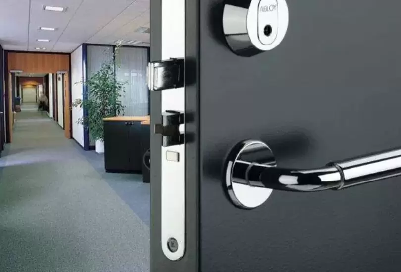 Commercial door lock installation by professional Locksmith Pico Rivera CA – secure business locksmith services